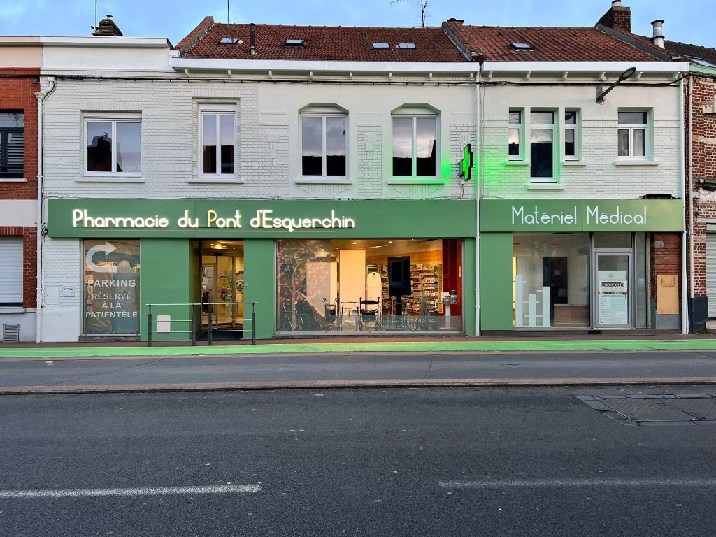 Pharmacie du pont d'Esquerchin façade décoration bâtiment enseigne vitrine et intérieure